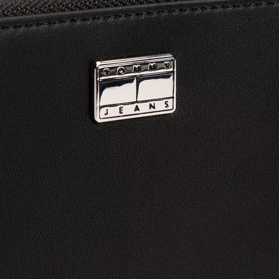 cartera-con-insignia-y-cremallera cartera-con-insignia-y-cremallera