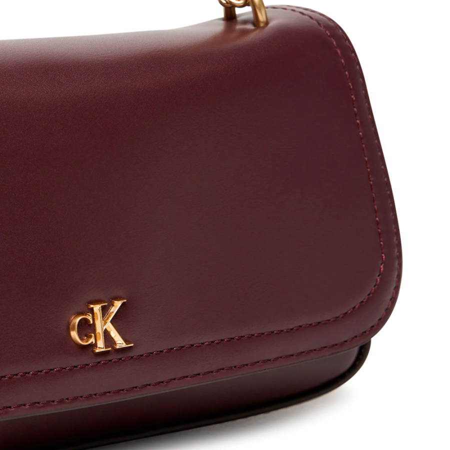 bolso-de-hombro-pequeno-con-cadena-de-herrajes-con-logo-monograma bolso-de-hombro-pequeno-con-cadena-de-herrajes-con-logo-monograma