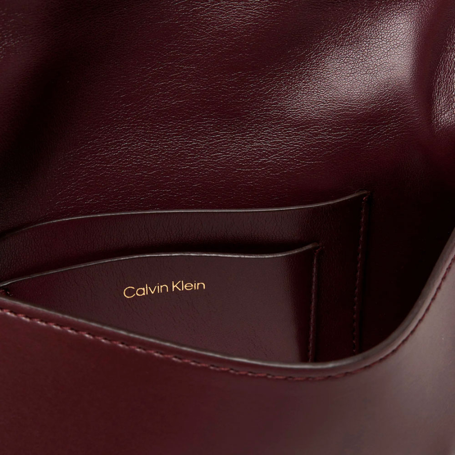 bolso-de-hombro-pequeno-con-cadena-de-herrajes-con-logo-monograma bolso-de-hombro-pequeno-con-cadena-de-herrajes-con-logo-monograma