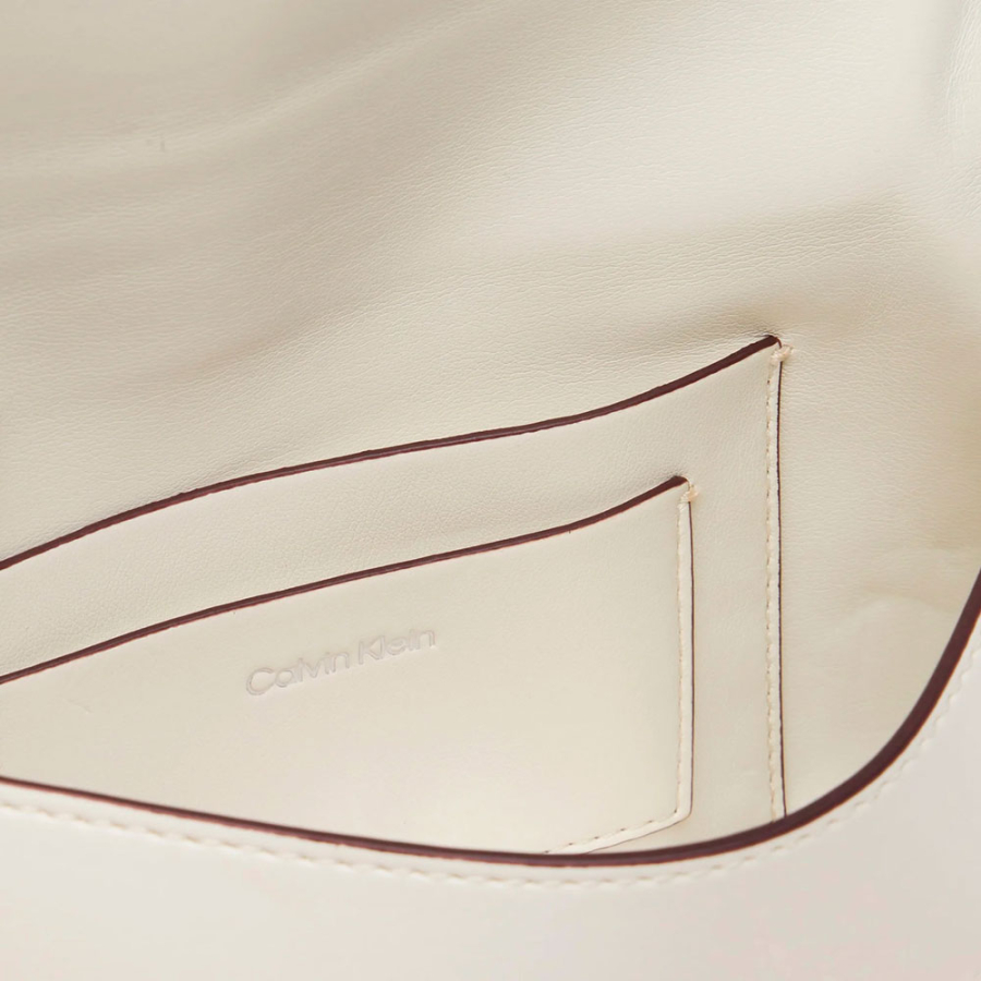 bolso-de-hombro-pequeno-con-cadena-de-herrajes-con-logo-monograma bolso-de-hombro-pequeno-con-cadena-de-herrajes-con-logo-monograma