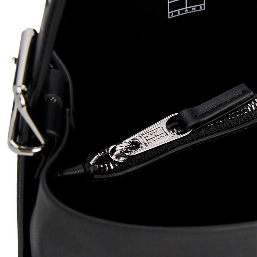 bolso-hobo-con-insignia-del-logo bolso-hobo-con-insignia-del-logo