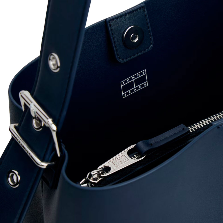 bolso-hobo-con-insignia-del-logo bolso-hobo-con-insignia-del-logo